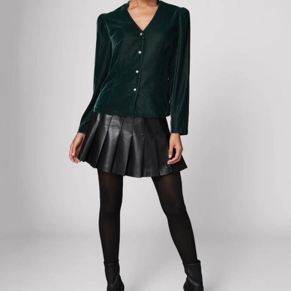 UNTUCkit  NWT FOR HER GREEN VELVED GABBY SHIRT SIZE SMALL.